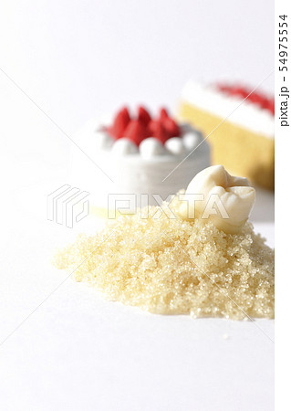 甘いものを食べ過ぎて虫歯になる。 54975554