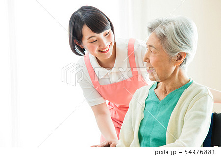 介護 シニア 女性 ヘルパー 介護士 介護 シニア 女性 ヘルパー 介護士 54976881