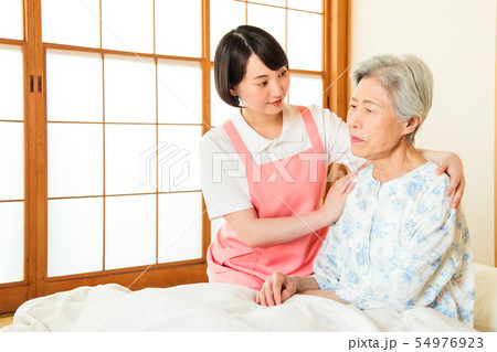 介護 シニア 女性 ヘルパー 介護士 介護 シニア 女性 ヘルパー 介護士 54976923