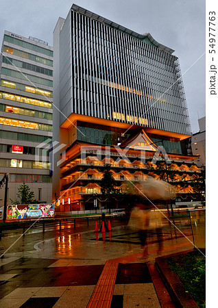 なんばの旧歌舞伎座跡地が大きなホテルに変身の写真素材 [54977763