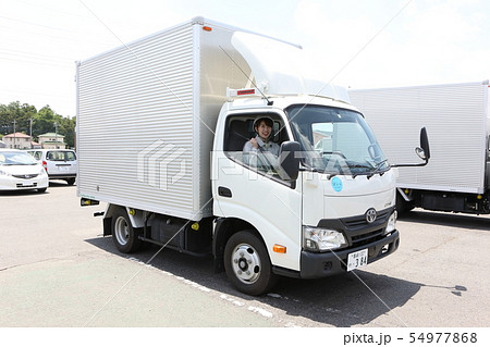 トラックと作業着を着た若い女性 54977868