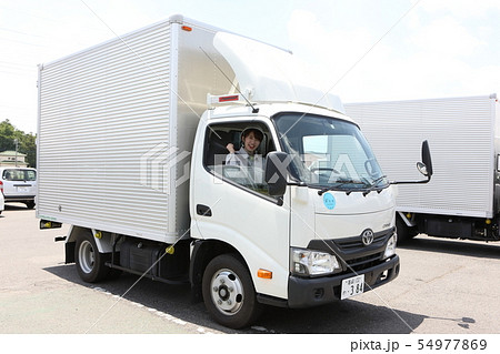 トラックと作業着を着た若い女性 54977869