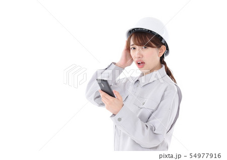 スマホと作業着を着た若い女性 スマホと作業着を着た若い女性 54977916
