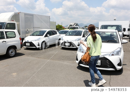 クルマを探す若い女性 クルマを探す若い女性 54978353