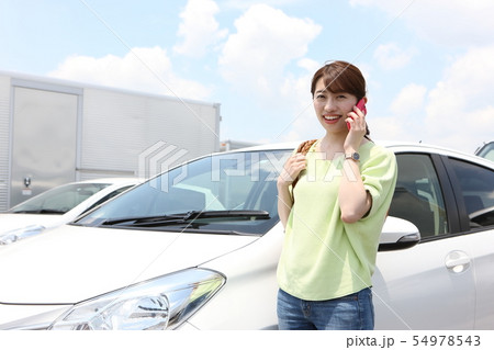 クルマと若い女性 クルマと若い女性 54978543