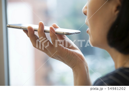 スマートフォンに音声入力をする女性 54981202