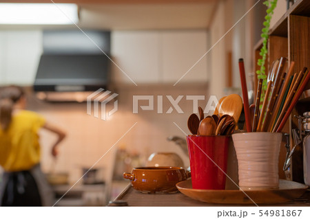 箸、スプーンと料理風景 54981867