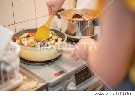 炒めもの調理中 54981868