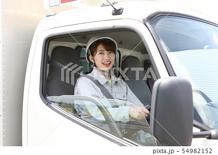 トラックと作業着を着た若い女性 54982152