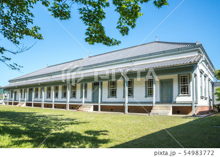 芝生越しに長い回廊を見る旧善通寺偕行社 54983772