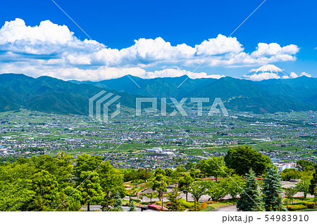 山梨県 初夏の甲府盆地 のどかな風景と富士山の写真素材