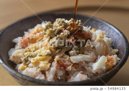 毛蟹丼に醤油を垂らす 毛蟹丼に醤油を垂らす 54984135