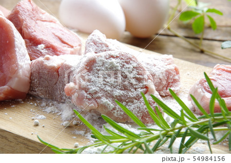 ヒレカツの準備　一口カツ　豚肉　クッキング 54984156
