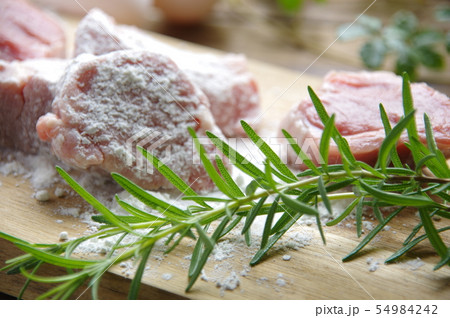 ローズマリーとヒレ肉　クッキング　ヒレカツの準備 54984242