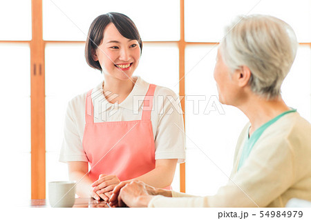 介護　シニア　女性　ヘルパー　介護士 54984979