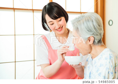 介護　シニア　女性　ヘルパー　介護士 54985005