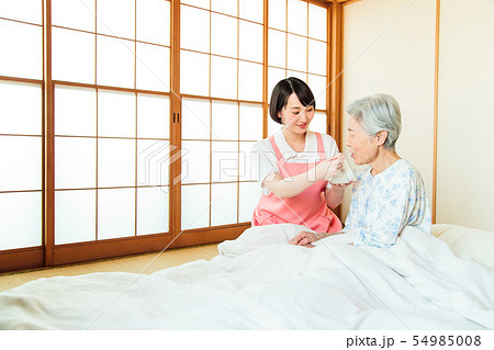介護　シニア　女性　ヘルパー　介護士 54985008