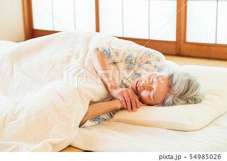 介護　シニア　女性　ヘルパー　介護士 54985026