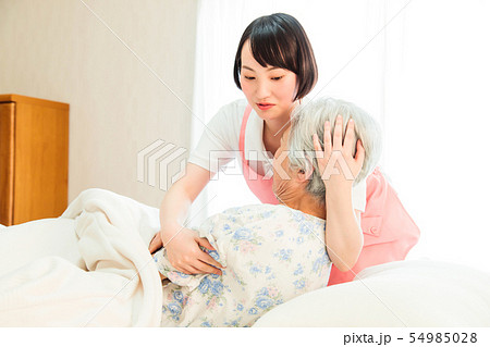 介護　シニア　女性　ヘルパー　介護士 54985028