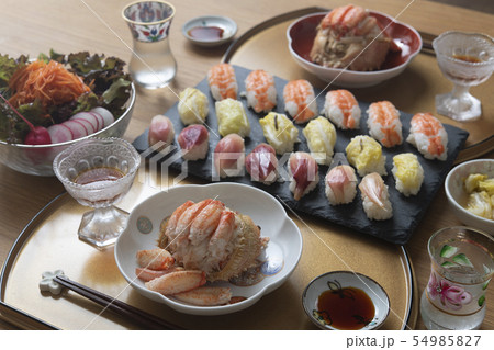 野菜寿司、蒸し海老の握り、毛蟹の食卓 野菜寿司、蒸し海老の握り、毛蟹の食卓 54985827