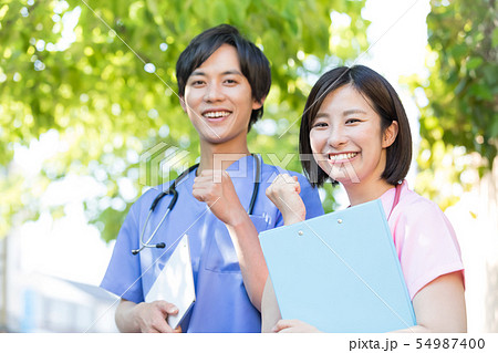 医療イメージ　若い医師 54987400