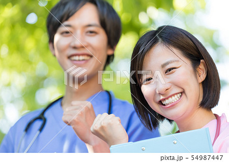 医療イメージ　若い医師 54987447