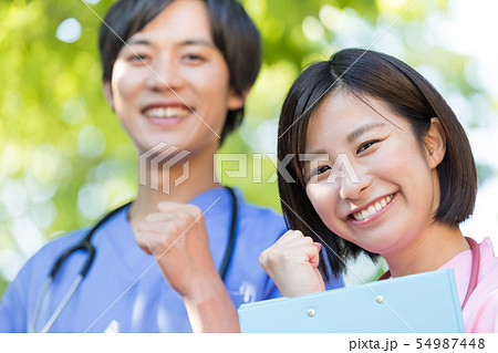 医療イメージ　若い医師 54987448