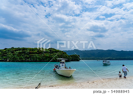 沖縄　石垣島　川平湾　グラスボート　波打ち際で遊ぶ親子 54988945