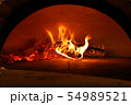 焼き窯の中でメラメラと燃える炎 54989521