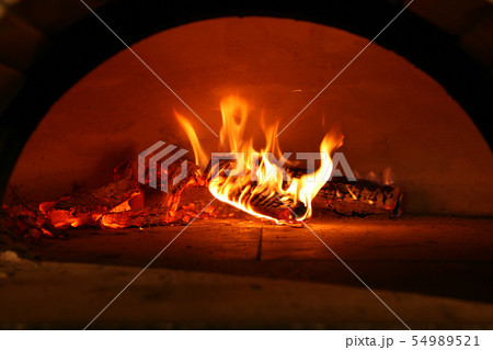 焼き窯の中でメラメラと燃える炎 54989521