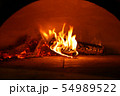 焼き窯の中でメラメラと燃える炎 54989522
