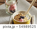 健康的な朝の食事「ドライフルーツヨーグルト」 54989525