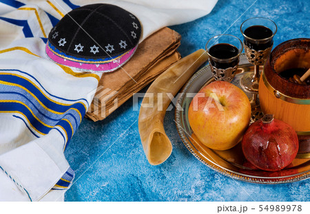 Composition with honey, apple and pomegranate 54989978