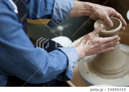 陶芸をする男性の手元 54990359