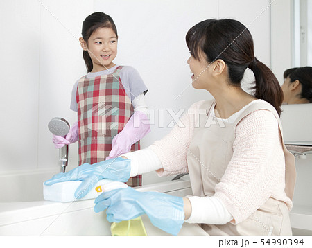 お風呂を掃除する女の子と母親 54990394