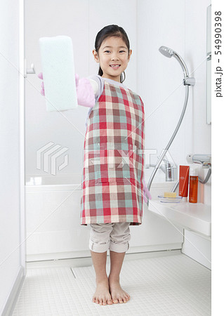 お風呂を掃除する女の子 お風呂を掃除する女の子 54990398