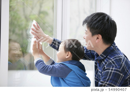 窓拭きをする男の子と父親 54990407