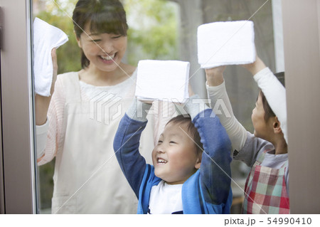 窓拭きをする子供たちと母親 窓拭きをする子供たちと母親 54990410