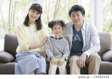 ソファーに座る女の子と両親 54990439
