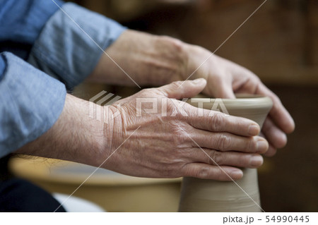 陶芸をする男性の手元 54990445