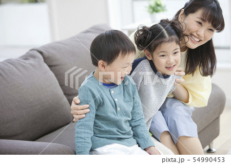 ソファーに座る子供たちと母親 54990453