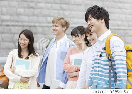 ほほえむ大学生5人 ほほえむ大学生5人 54990497