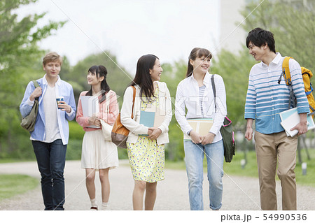 歩く大学生5人 54990536