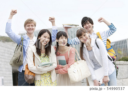 ガッツポーズする笑顔の大学生5人 ガッツポーズする笑顔の大学生5人 54990537