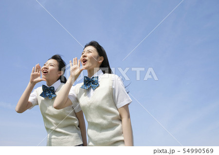 叫んでいる女子校生2人 叫んでいる女子校生2人 54990569