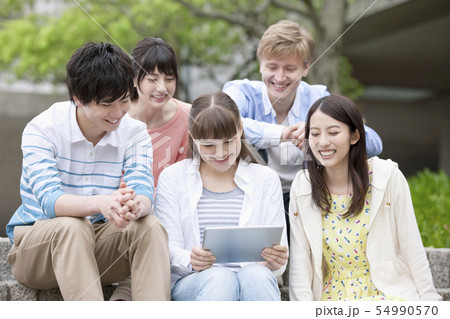 タブレットPCを見る大学生5人 タブレットPCを見る大学生5人 54990570