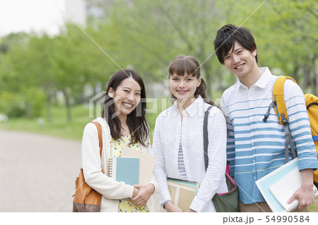 笑顔の大学生3人 笑顔の大学生3人 54990584