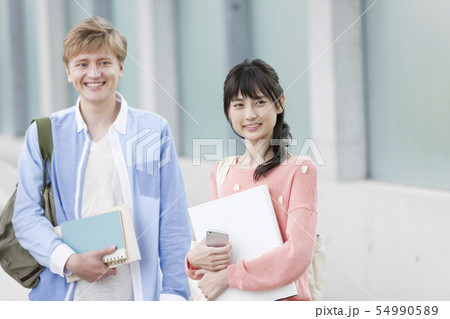 笑顔の大学生2人 54990589