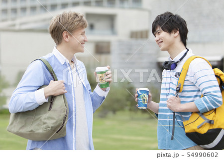 コーヒーカップを持つ男子学生2人 コーヒーカップを持つ男子学生2人 54990602