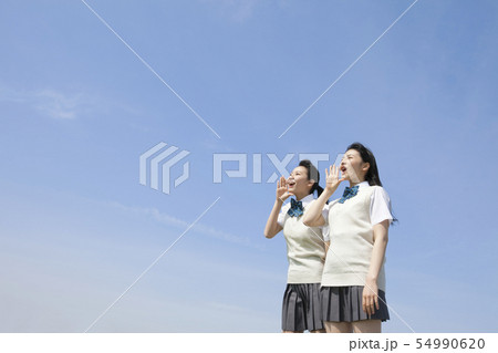 叫んでいる女子校生2人 54990620